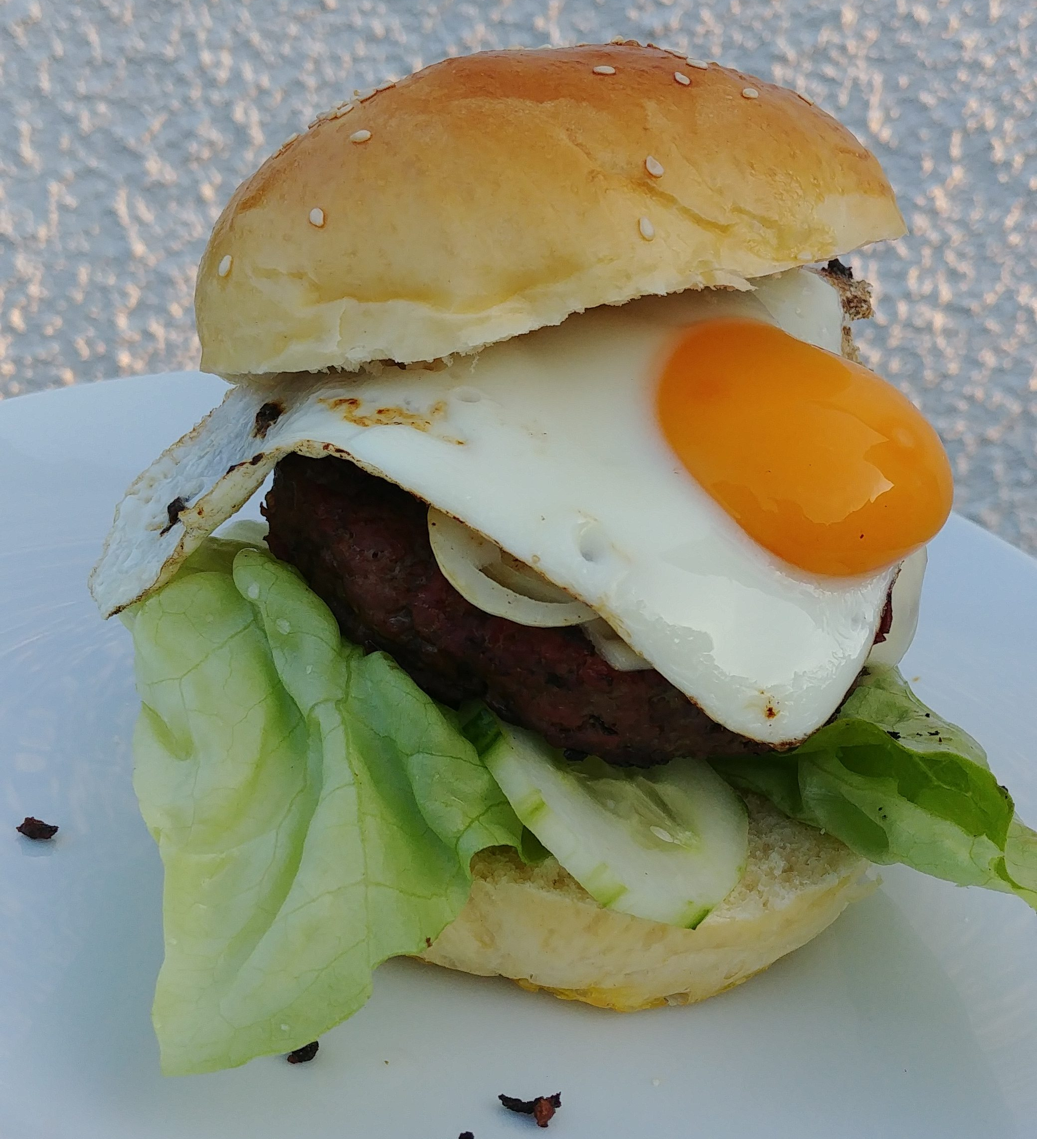 klassischer Burger mit allem CuG Burger009 2