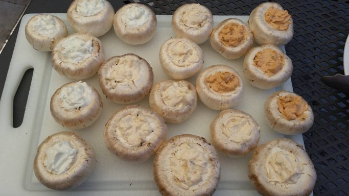 Champions gefüllt Zwei Platten mit verschiedenen gefüllten Schnecken, einige mit heller und einige mit dunkler Creme.